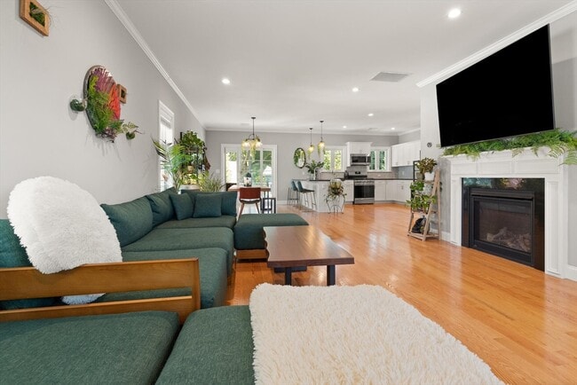 Photo - 252 Nahatan St