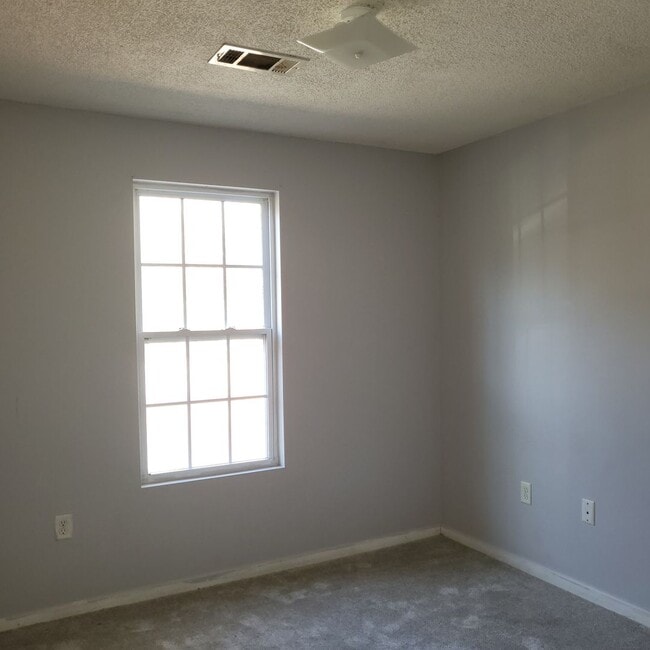 Photo - 123 Circle Dr