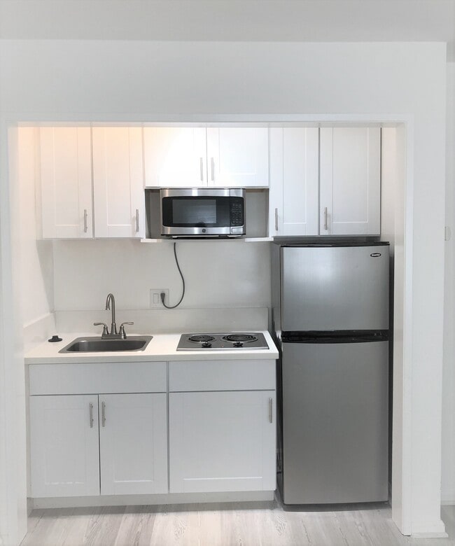 Building Photo - 615 S Cochran Ave