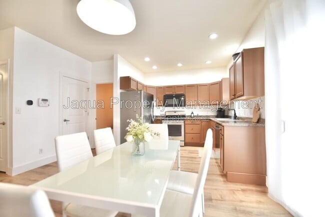 380 Market Pl