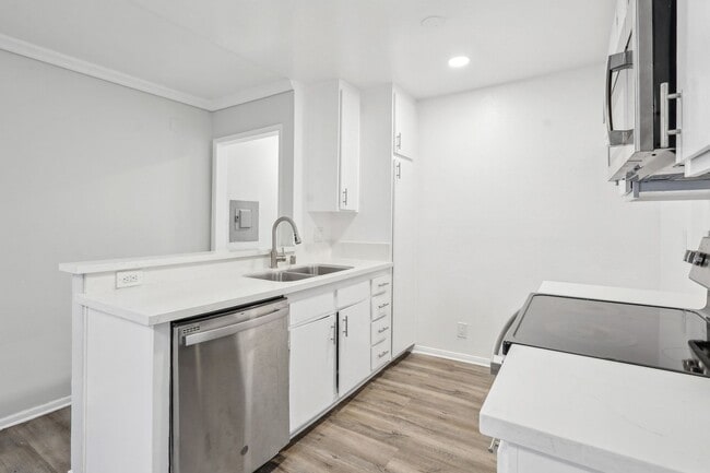Photo - 4444 Ensign Avenue