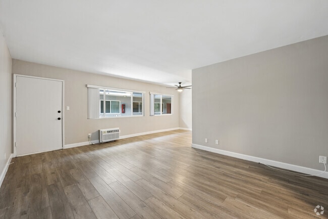 1BR, 1BA - 690SF - Living Room