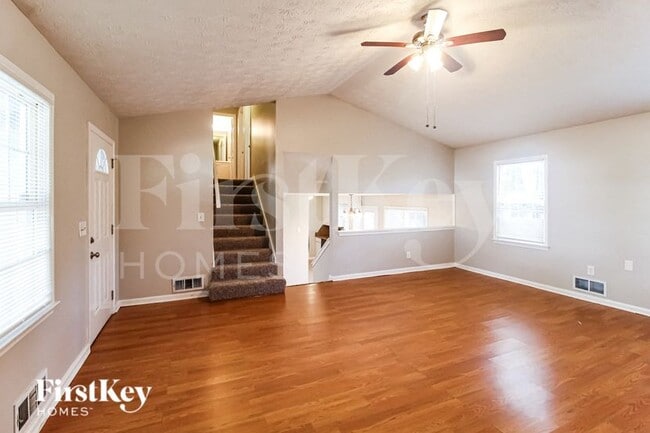 Photo - 911 Providence Way