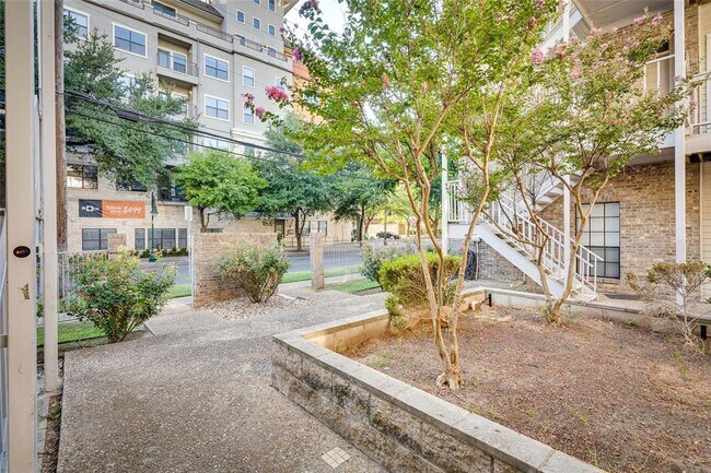 Photo - 715 W 22 1/2 St Unit 205