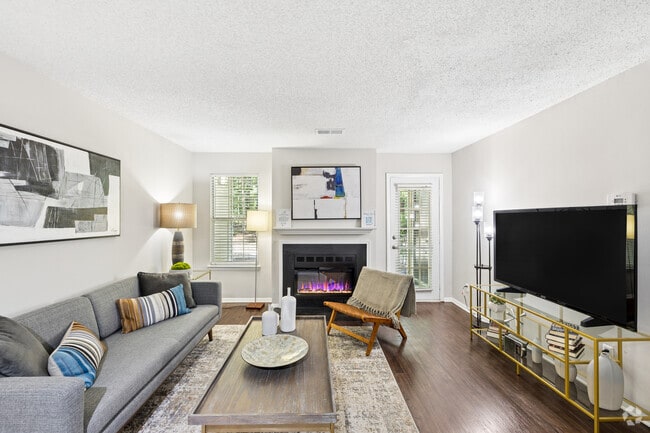 2BR, 2BA - 924SF - Living Room