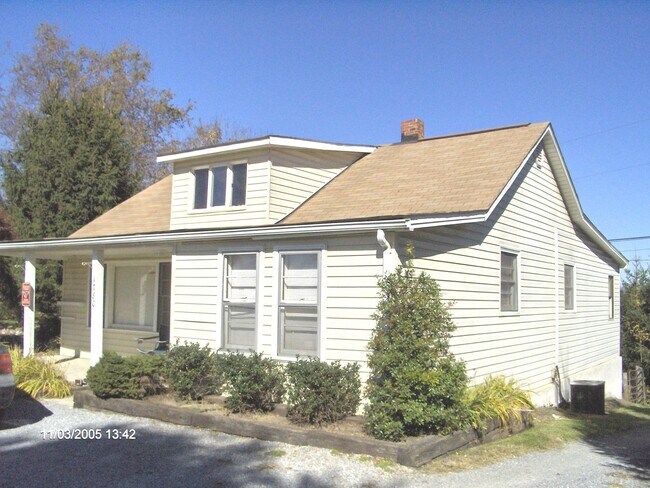 Building Photo - 3 Bedroom 2 Bath House