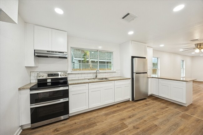 Photo - 1803 Simpson St