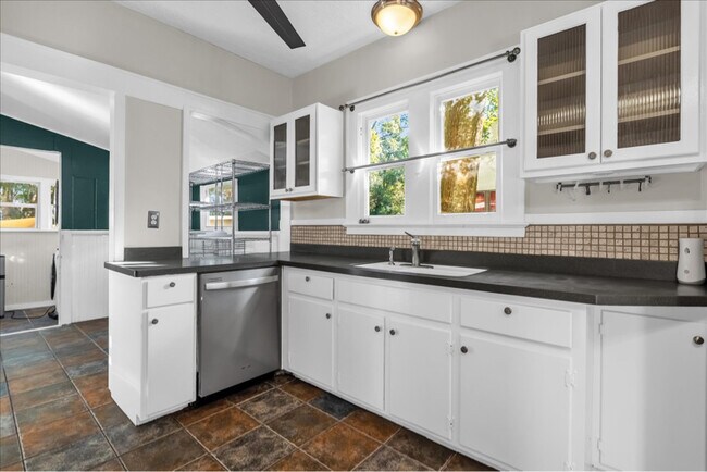 Photo - 1633 E Concord St