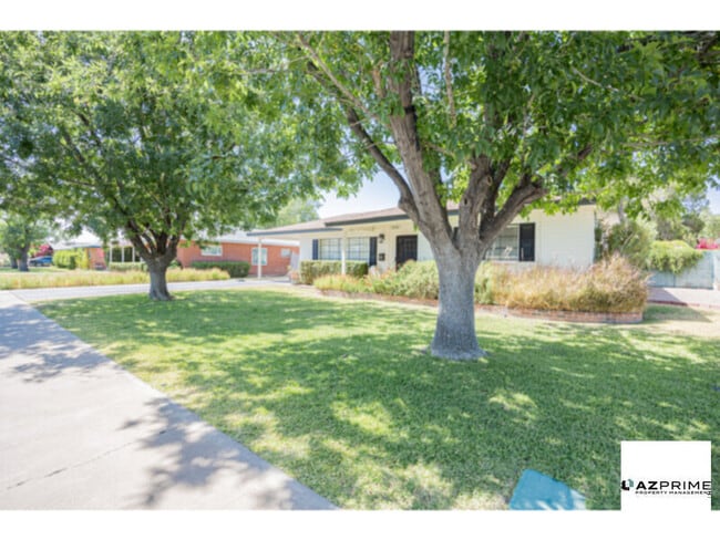 Photo - Experience Modern Living in this Exceptional 3/2 Phoenix House!