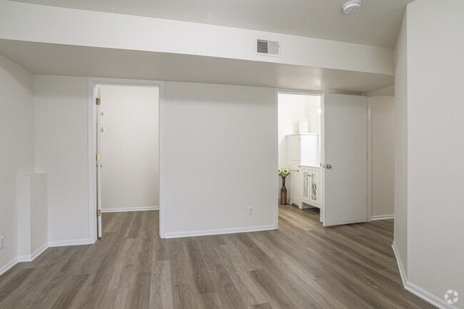 3 BR, 2 BA - 1100 SF