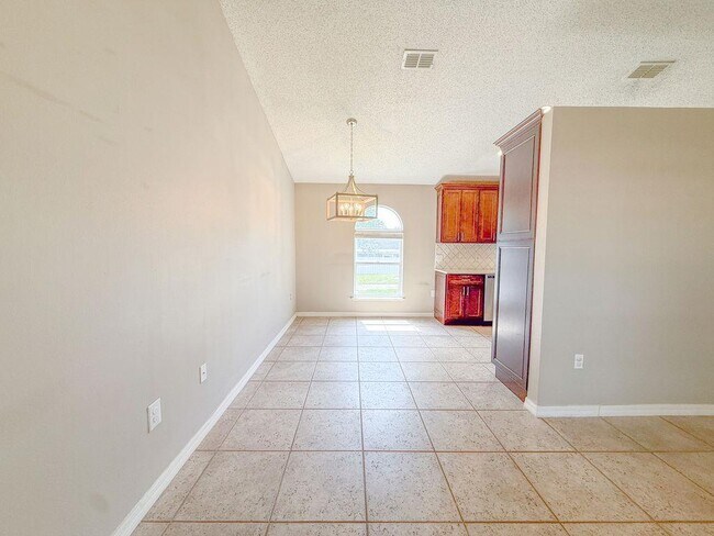 Photo - 1723 Lochshyre Loop