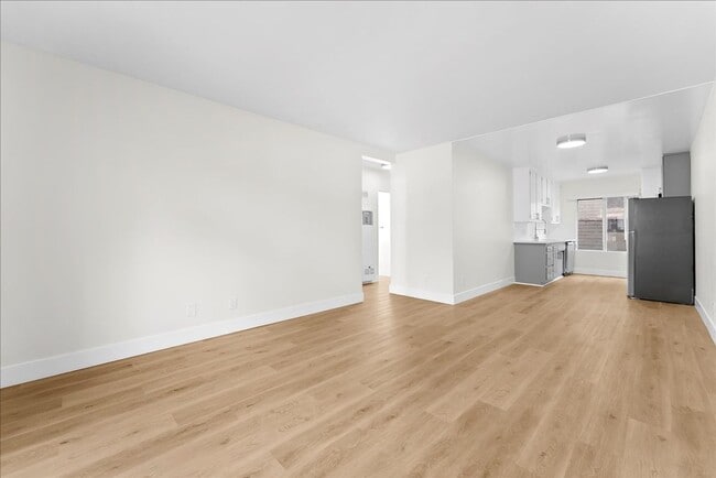 Building Photo - 6110 Cahuenga Blvd Unit 07