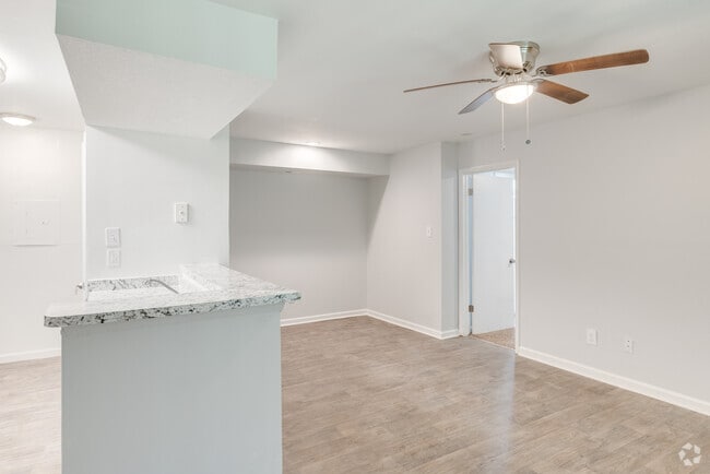 The Hub at 934 Apartments