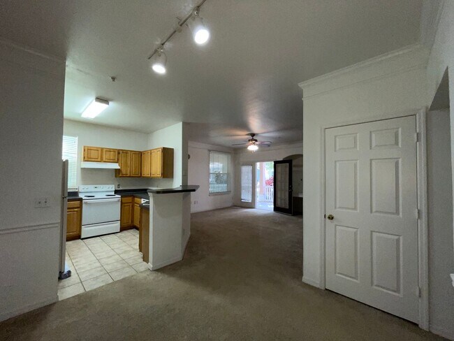 Building Photo - GREAT LOCATION! SPACIOUS 3 BEDROOM 2 BATH... Rental