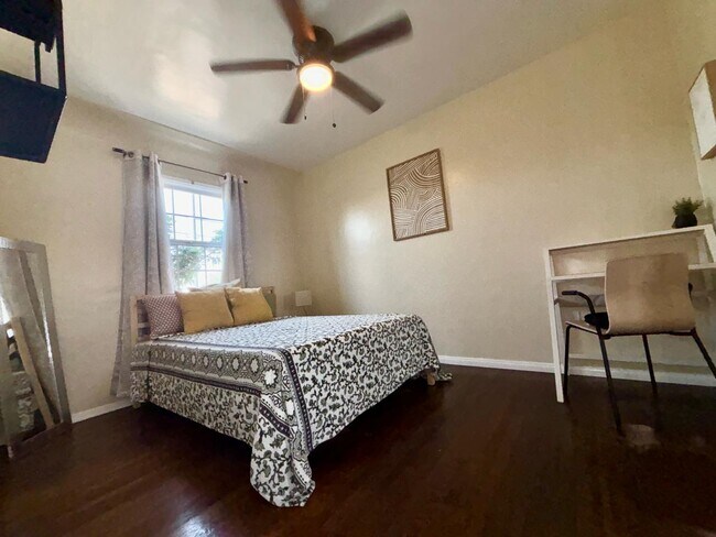 Photo - 9701 S Hoover St House