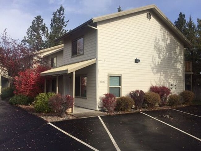 Building Photo - 2 Bed/1.5 Bath Apartment in NE Bend - Neil... Unit 1