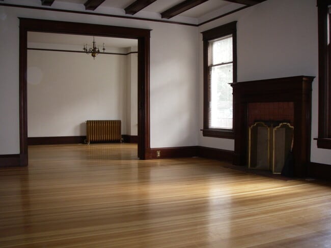 SALA DE ESTAR CON CHIMENEA - 915 N Weber St Unidad MAIN FLOOR