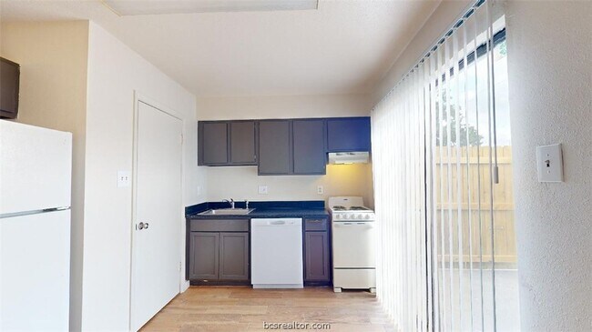 Photo - 725 Peppertree Dr Unit 13