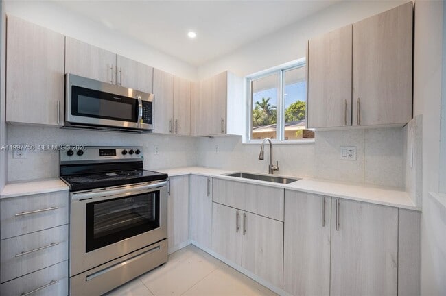 Building Photo - 1080 NE 80th St Unit 2