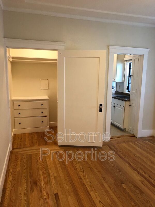 Photo - 4018 Broadway