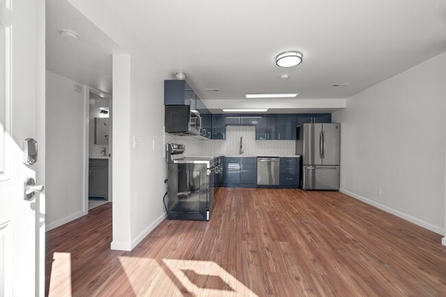 Cocina moderna de concepto abierto, renovada y de alta gama, con electrodomésticos de acero inoxidable completamente nuevos. - 411 124th St S Unidad 411-A