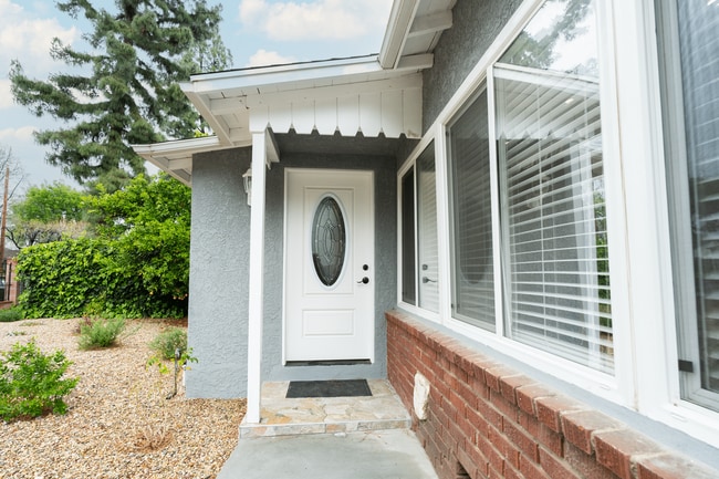 Photo - 15942 Devonshire St