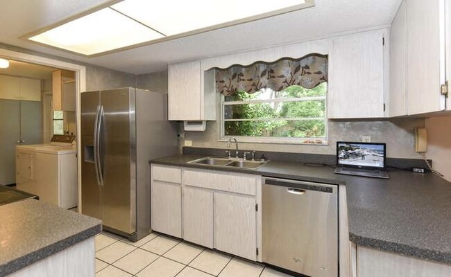 827 Lindenwood Cir W