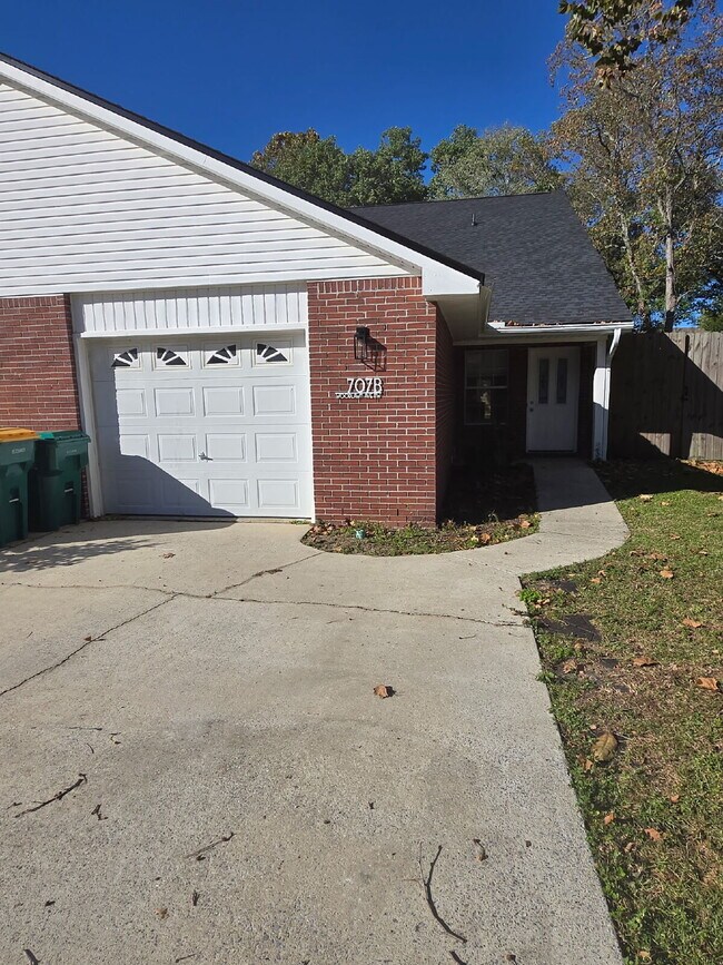 Building Photo - 707B Woodlawn Ave