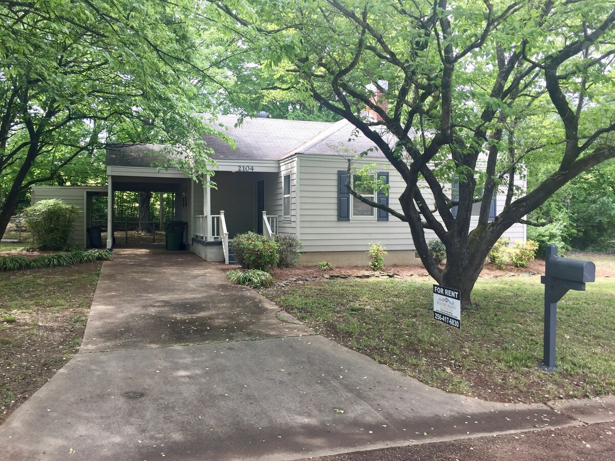 Attractive 2 Bedroom House with Fenced Yard - Attractive 2 Bedroom House with Fenced Yard