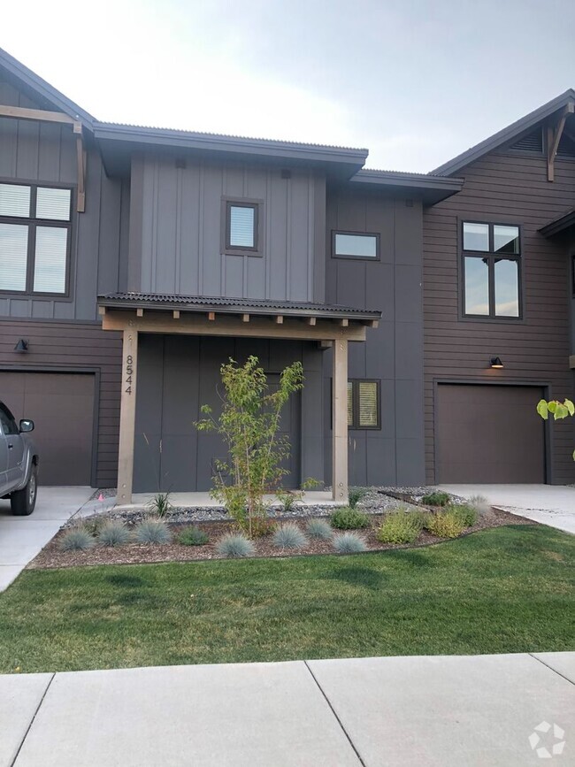 Building Photo - Modern 2 BR 2.5 Bath Summit Town home in V...