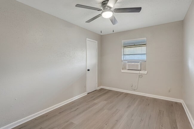 Photo - 4720 Carmen St