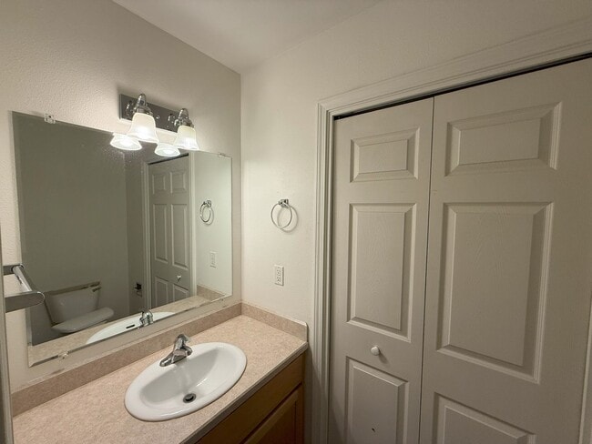 Photo - WARM 2 BEDROOM TOWNHOME LOCATED IN SW REDMOND!