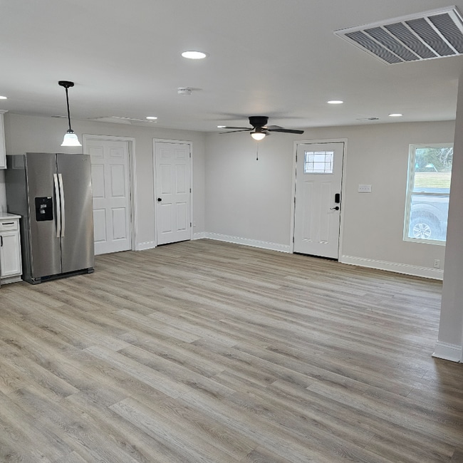 Photo - 302 Dotts Cir