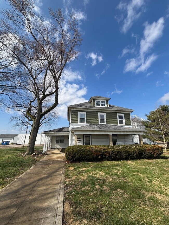 Building Photo - 4 Bedroom, 2 Bathroom House