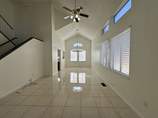 Building Photo - Spacious 3 Bedroom, 2.5 Bath 2 Car Garage