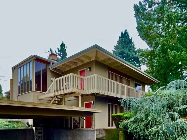 Building Photo - Mid-century Modern Single-family Home for Rent