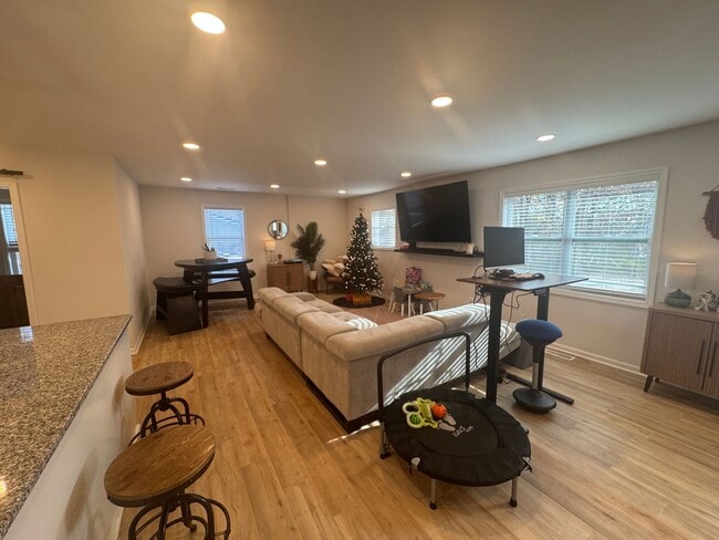 Building Photo - Cute, Renovated, 3BR/2BA Ranch. Large Fully Fenced Backyard