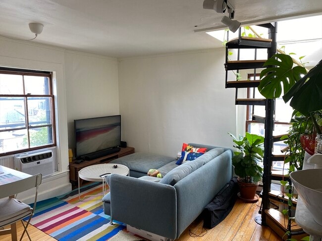 Building Photo - 49 Brimmer St Unit 9