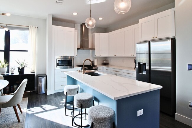 Photo - Luxury Fully Furnished Smart Home in Downt...