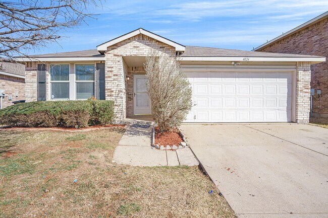 Building Photo - Beautifully Crafted 4-2-2 in Fort Worth!