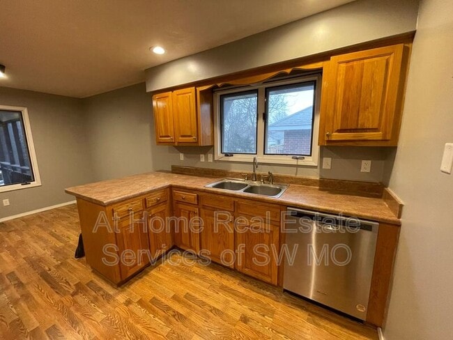 Photo - 935 S Belcrest Ave