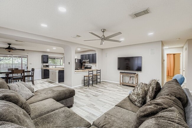 Photo - Stunning 3 bedroom home with Easy access t...