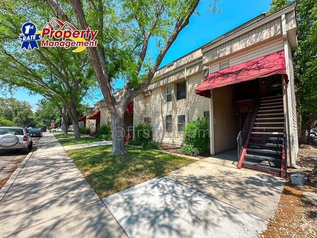 Building Photo - 1681 N Laurel St Unit #113 Rental