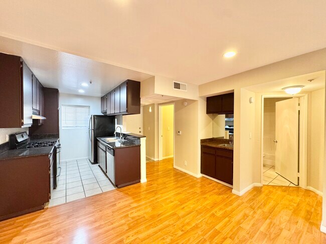 Photo - 8724 Burton Way Unidad 207