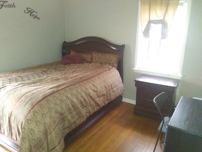 Photo - 901 N Locust Rd Unidad main floor room