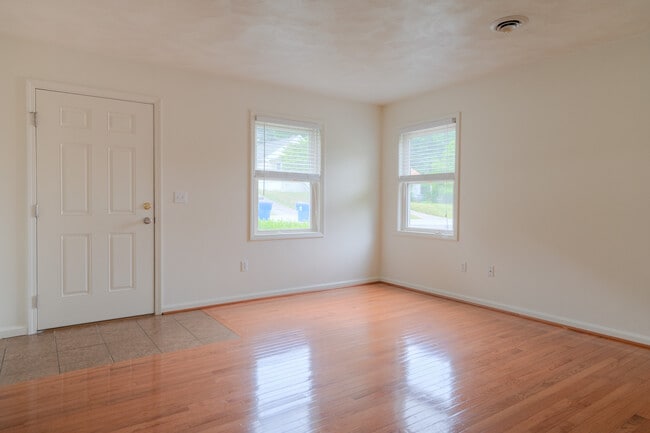 Photo - 907 Giles Rd