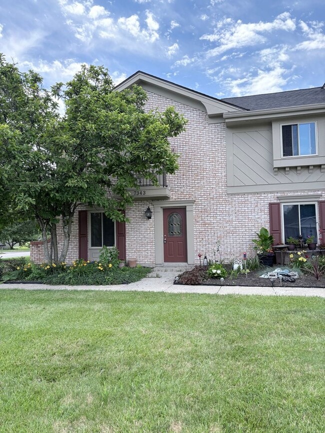 Photo - Huge 3 bedroom 2.5 bath town home with a 2 car garage. Unidad 7343