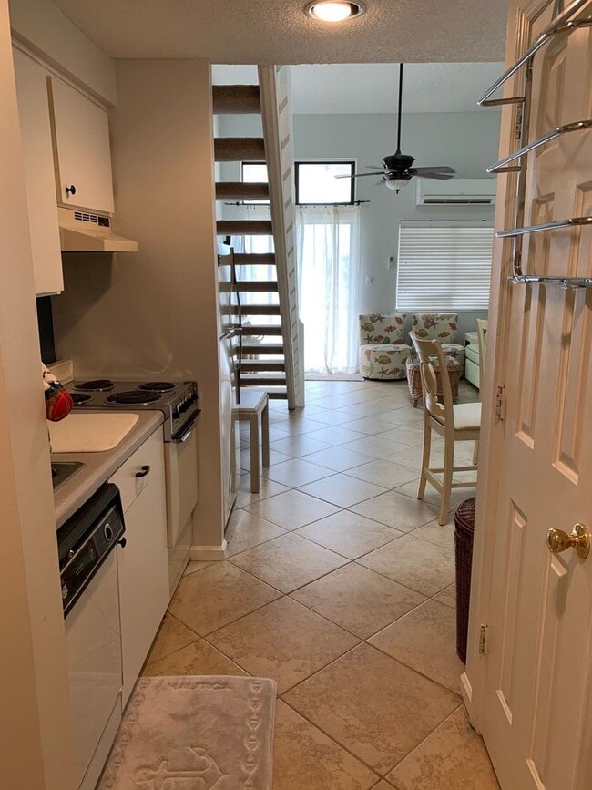 Building Photo - 1 Bedroom loft condo located in North Myrt...