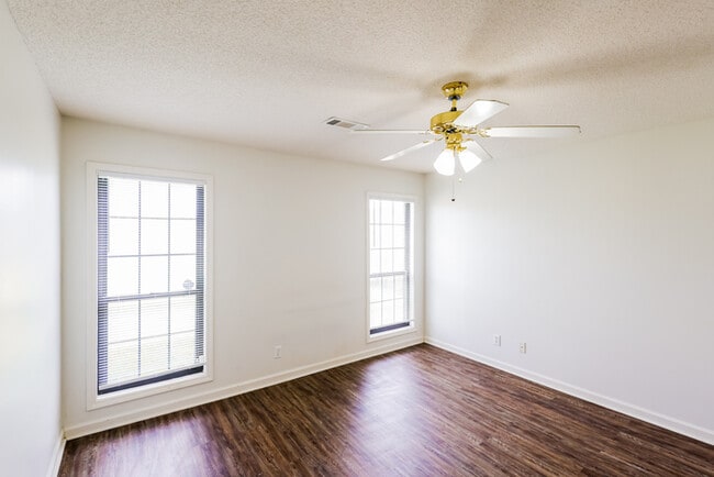 Photo - 360 Taylor Rd N