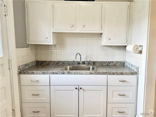 Building Photo - 422 Skillen St Rental